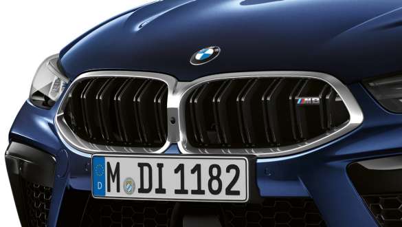 Atrapa chłodnicy w błyszczącym chromie.